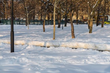 Kar yağışlı bir kış sabahı Izvor 'un güzel halk parkında manzara. Bükreş, Romanya 'dan Izvor Park