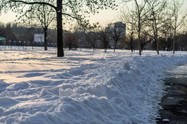 Kar yağışlı bir kış sabahı Izvor 'un güzel halk parkında manzara. Bükreş, Romanya 'dan Izvor Park
