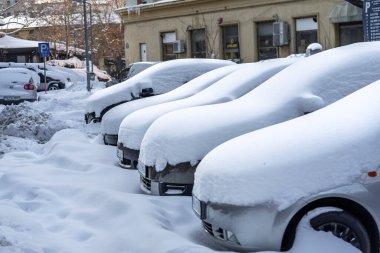 Kar yağdıktan sonra arabalara kar yağar. Kış manzarası ve karla kaplı arabalar