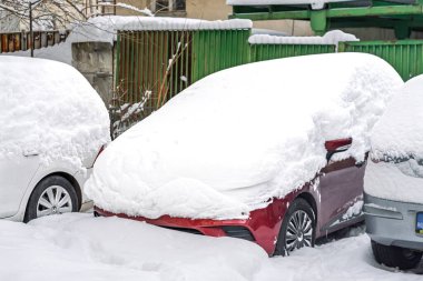 Kar yağdıktan sonra arabalara kar yağar. Kış manzarası ve karla kaplı arabalar