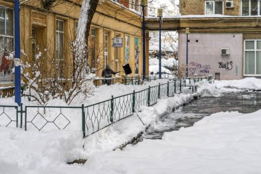 Yoğun bir kar yağışından sonra şehir karla kaplandı. Kış boyunca şehir manzarası