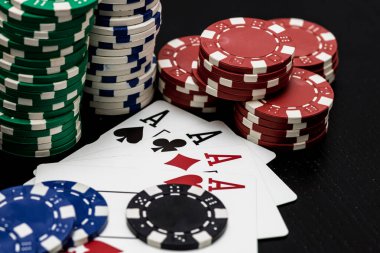 Kumarhane fişleri ve kartlar masada. Poker kumar konsepti