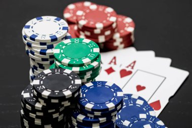 Kumarhane fişleri ve kartlar masada. Poker kumar konsepti