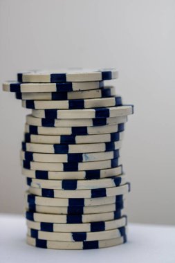 Kumarhane fişleri ve kartlar masada. Poker kumar konsepti