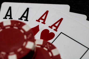 Kumarhane fişleri ve kartlar masada. Poker kumar konsepti