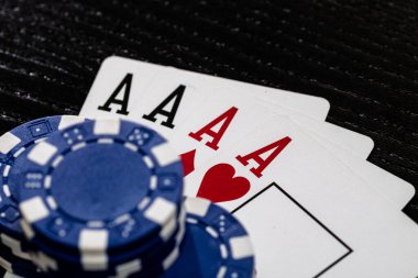 Kumarhane fişleri ve kartlar masada. Poker kumar konsepti