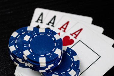 Kumarhane fişleri ve kartlar masada. Poker kumar konsepti