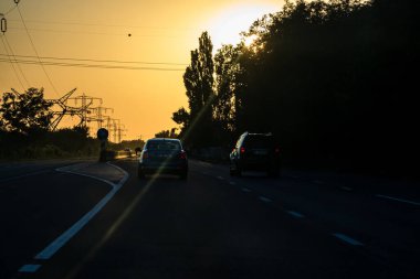 Trafiğin en yoğun olduğu saatte. Bükreş, Romanya, 2021 'de trafik sıkışıklığı, gün batımında yola çıkan arabalar