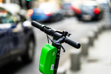 Elektrikli scooterlar şehir merkezine park edilmiş. Dışarıdaki toplu taşıma standı