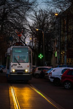 Bükreş Ulaştırma Toplumu (STB) tramvayı trafikte