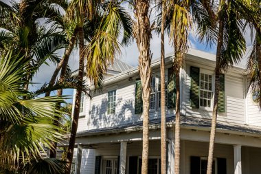 Key West 'in ünlü panoramik caddeleri ve binaları manzaralı. Güney Florida Keys, Amerika Birleşik Devletleri