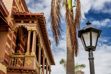 Key West 'in ünlü panoramik caddeleri ve binaları manzaralı. Güney Florida Keys, Amerika Birleşik Devletleri