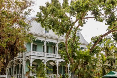 Key West 'in ünlü panoramik caddeleri ve binaları manzaralı. Güney Florida Keys, Amerika Birleşik Devletleri
