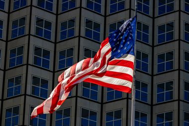 Rüzgarda dalgalanan Amerikan bayrağı. Anma Günü veya 4 Temmuz 'da ABD bayrağı