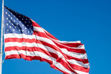 Rüzgarda dalgalanan Amerikan bayrağı. Anma Günü veya 4 Temmuz 'da ABD bayrağı
