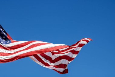 Rüzgarda dalgalanan Amerikan bayrağı. Anma Günü veya 4 Temmuz 'da ABD bayrağı