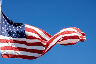 Rüzgarda dalgalanan Amerikan bayrağı. Anma Günü veya 4 Temmuz 'da ABD bayrağı