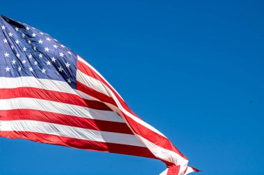 Rüzgarda dalgalanan Amerikan bayrağı. Anma Günü veya 4 Temmuz 'da ABD bayrağı