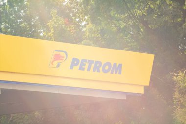 Romanya 'nın Bükreş kentinde akşam saatlerinde bir Petrom benzin istasyonu görüldü