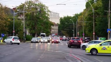yoğun saatlerde otomobil sıkışıklığı, araba kirliliği ve trafik sıkışıklığı
