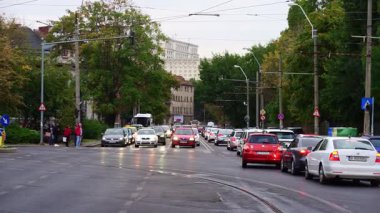 yoğun saatlerde otomobil sıkışıklığı, araba kirliliği ve trafik sıkışıklığı