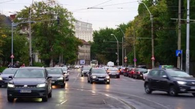 yoğun saatlerde otomobil sıkışıklığı, araba kirliliği ve trafik sıkışıklığı