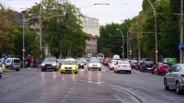 yoğun saatlerde otomobil sıkışıklığı, araba kirliliği ve trafik sıkışıklığı