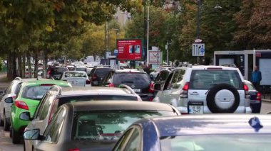 yoğun saatlerde otomobil sıkışıklığı, araba kirliliği ve trafik sıkışıklığı