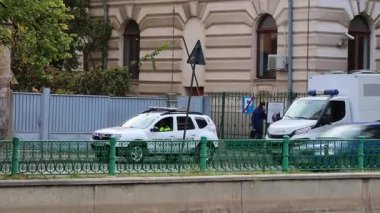 yoğun saatlerde otomobil sıkışıklığı, araba kirliliği ve trafik sıkışıklığı