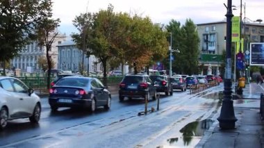 yoğun saatlerde otomobil sıkışıklığı, araba kirliliği ve trafik sıkışıklığı