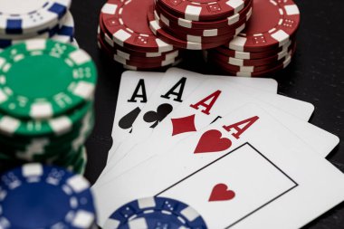 Kumarhane fişleri ve kartlar masada. Poker kumar konsepti