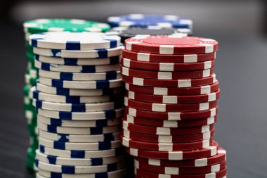 Kumarhane fişleri ve kartlar masada. Poker kumar konsepti