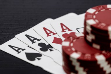 Kumarhane fişleri ve kartlar masada. Poker kumar konsepti