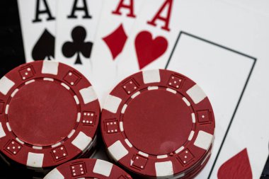 Kumarhane fişleri ve kartlar masada. Poker kumar konsepti