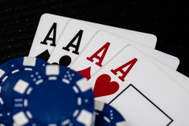 Kumarhane fişleri ve kartlar masada. Poker kumar konsepti
