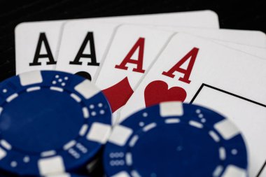 Kumarhane fişleri ve kartlar masada. Poker kumar konsepti