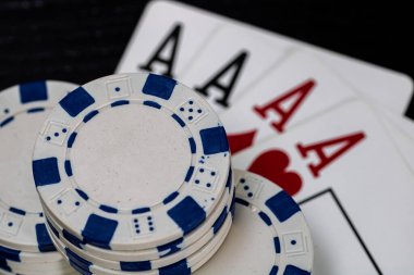 Kumarhane fişleri ve kartlar masada. Poker kumar konsepti