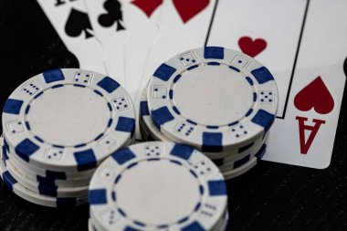 Kumarhane fişleri ve kartlar masada. Poker kumar konsepti