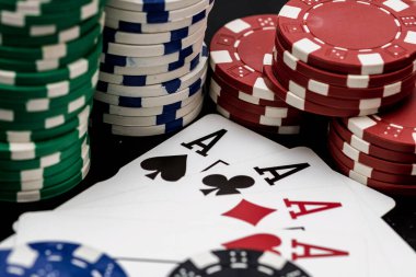 Kumarhane fişleri ve kartlar masada. Poker kumar konsepti