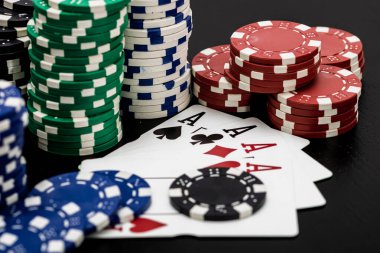 Kumarhane fişleri ve kartlar masada. Poker kumar konsepti