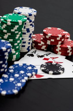 Kumarhane fişleri ve kartlar masada. Poker kumar konsepti