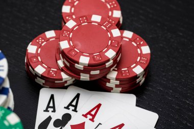 Kumarhane fişleri ve kartlar masada. Poker kumar konsepti