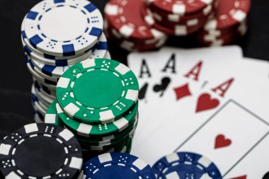 Kumarhane fişleri ve kartlar masada. Poker kumar konsepti