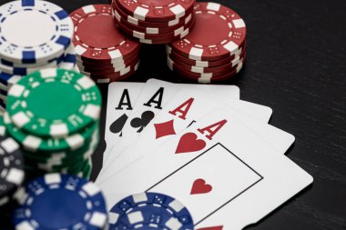 Kumarhane fişleri ve kartlar masada. Poker kumar konsepti