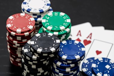 Kumarhane fişleri ve kartlar masada. Poker kumar konsepti