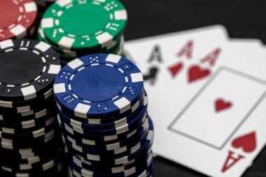 Kumarhane fişleri ve kartlar masada. Poker kumar konsepti