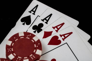 Kumarhane fişleri ve kartlar masada. Poker kumar konsepti