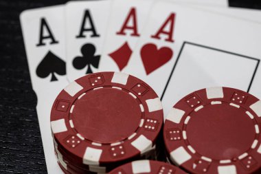 Kumarhane fişleri ve kartlar masada. Poker kumar konsepti