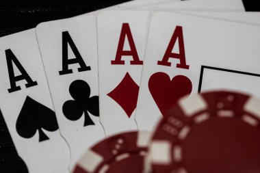 Kumarhane fişleri ve kartlar masada. Poker kumar konsepti