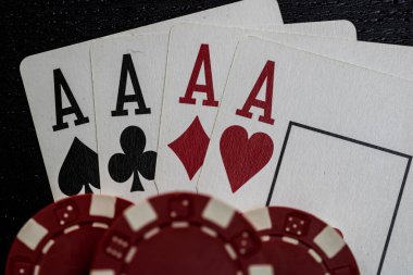 Kumarhane fişleri ve kartlar masada. Poker kumar konsepti